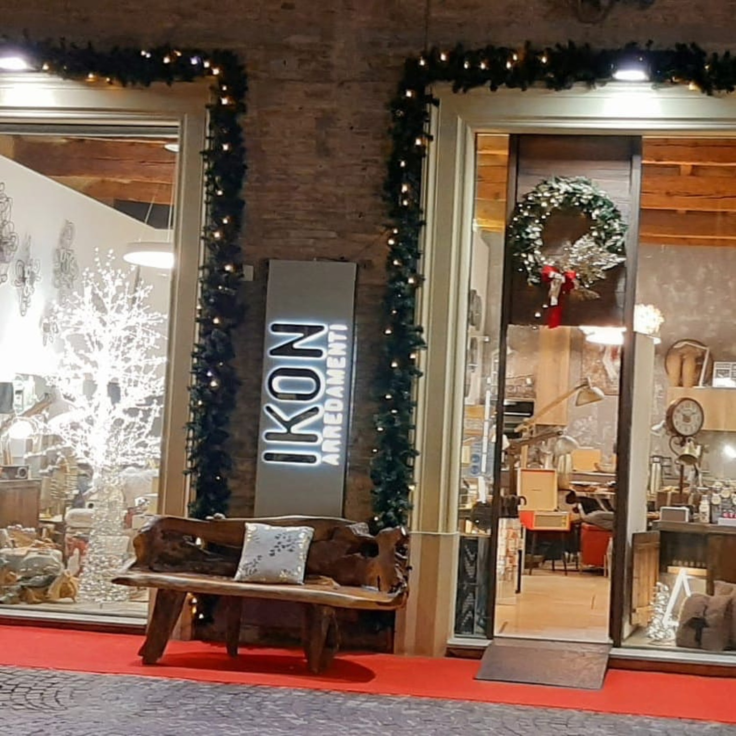 La vetrina dello showroom Ikon a Fano