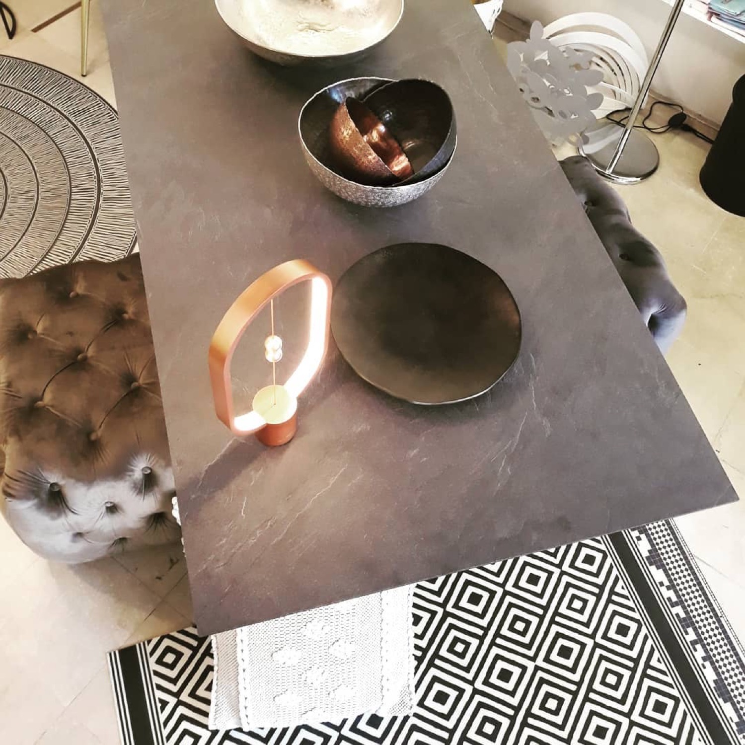 Tavolo con dettagli d'arredo